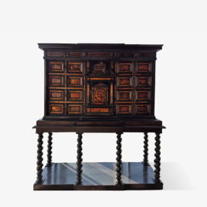 Lote 220, Bargueño estilo neoclásico revestido en Carey