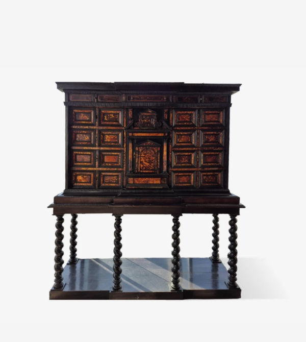 Lote 220, Bargueño estilo neoclásico revestido en Carey