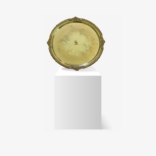 Lote 238, Bandeja redonda con borde gallonado y monograma