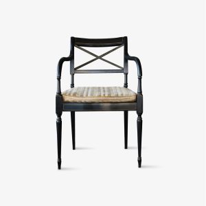 Lote 204, Par de sillones estilo Sheraton ebonizados.