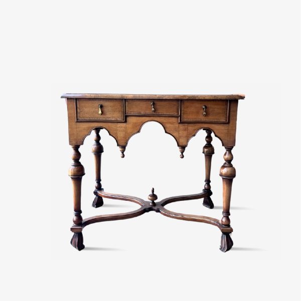 Lote 195, Par de mesas laterales estilo William and Mary