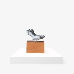 Lote 137, Torso en metal montado en madera