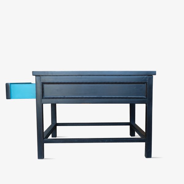 Lote 186, Mesa lateral de laca negra