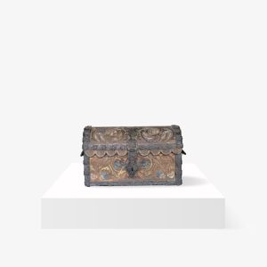 Lote 255, Baúl de cuero repujado.