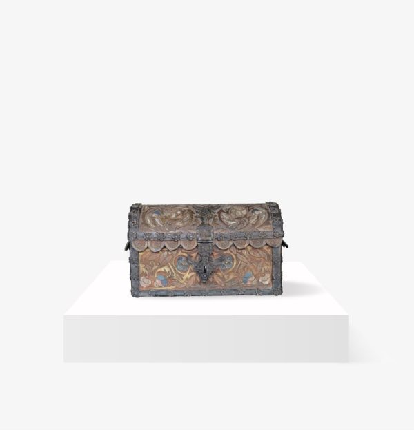 Lote 255, Baúl de cuero repujado.