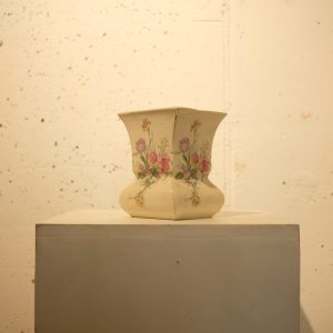 Lote 401, Florero con base rectangular, decorado con flores