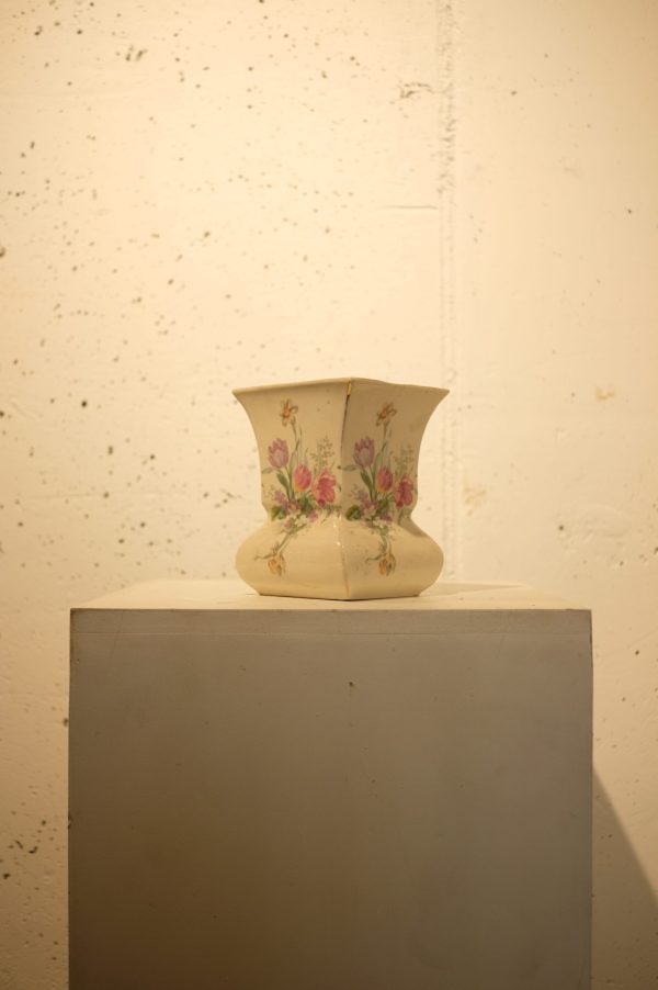 Lote 401, Florero con base rectangular, decorado con flores