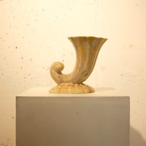 Lote 400, Florero beige con forma de cuerno