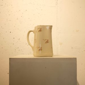 Lote 324, Jarro cuadrado, marca Fanaloza