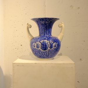 Lote 410, Par de floreros boca ancha, flambeados en color azul