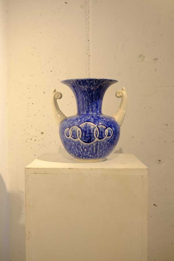 Lote 410, Par de floreros boca ancha, flambeados en color azul