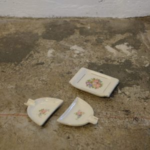 Lote 430, Cenicero ovalado dividido en tres piezas