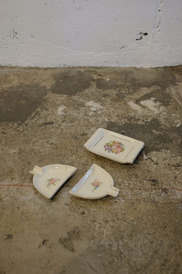 Lote 430, Cenicero ovalado dividido en tres piezas