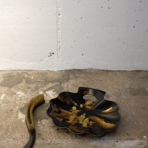 Lote 356, Recoge migas color negro en papier mache y chinoiseries