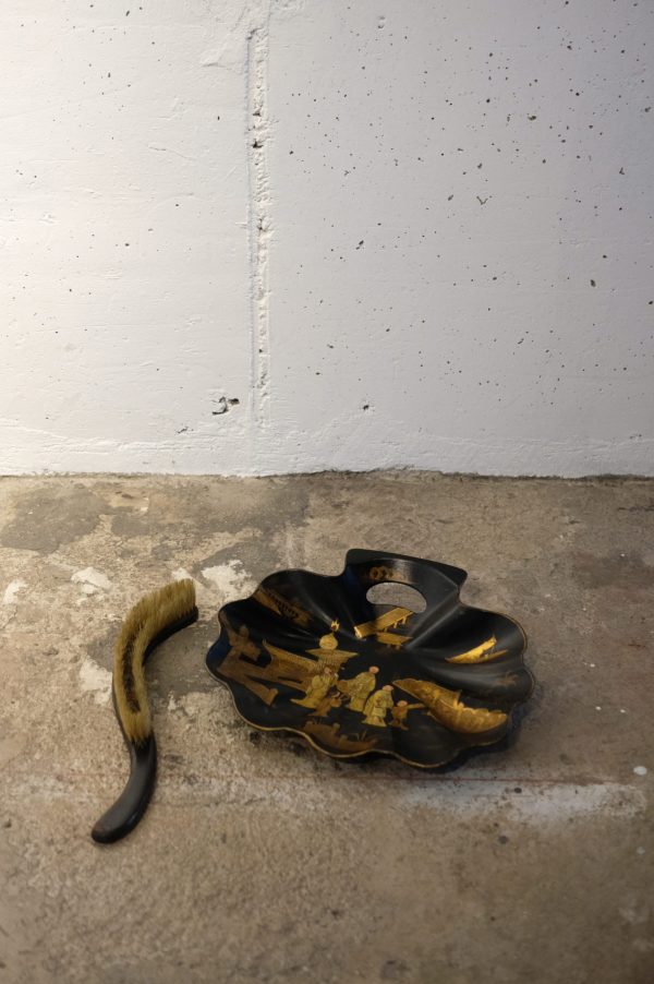 Lote 356, Recoge migas color negro en papier mache y chinoiseries