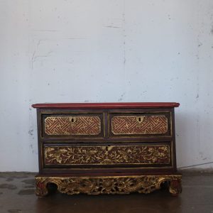 Lote 267, Baúl de madera con cajones hindú, con policromía