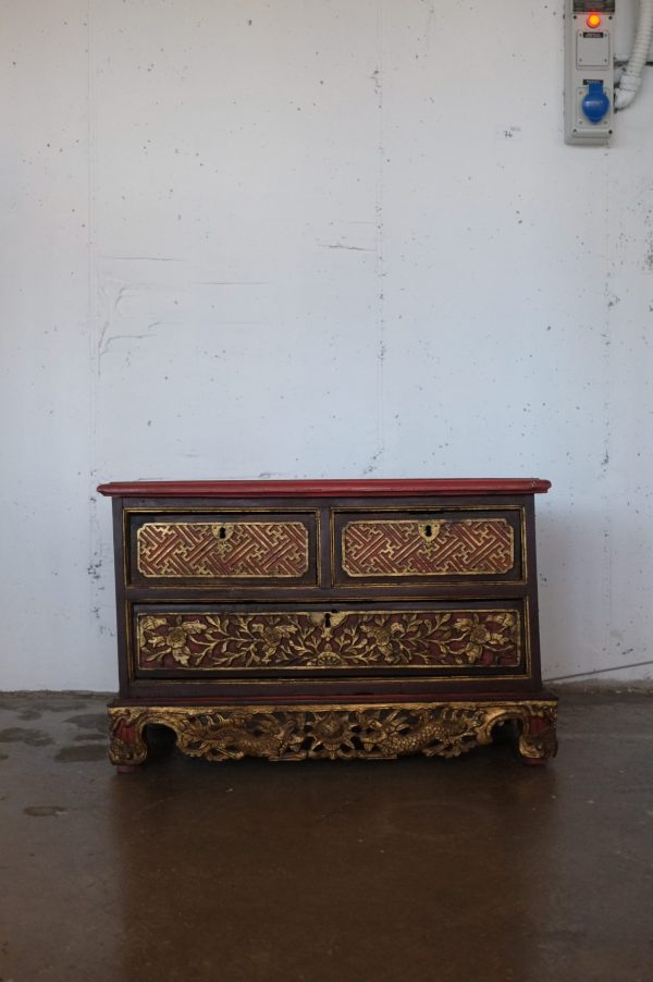 Lote 267, Baúl de madera con cajones hindú, con policromía