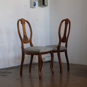 Lote 158, Lote compuesto por 4 sillas Hepplewhite enchapadas en raíz y marquetería frutal