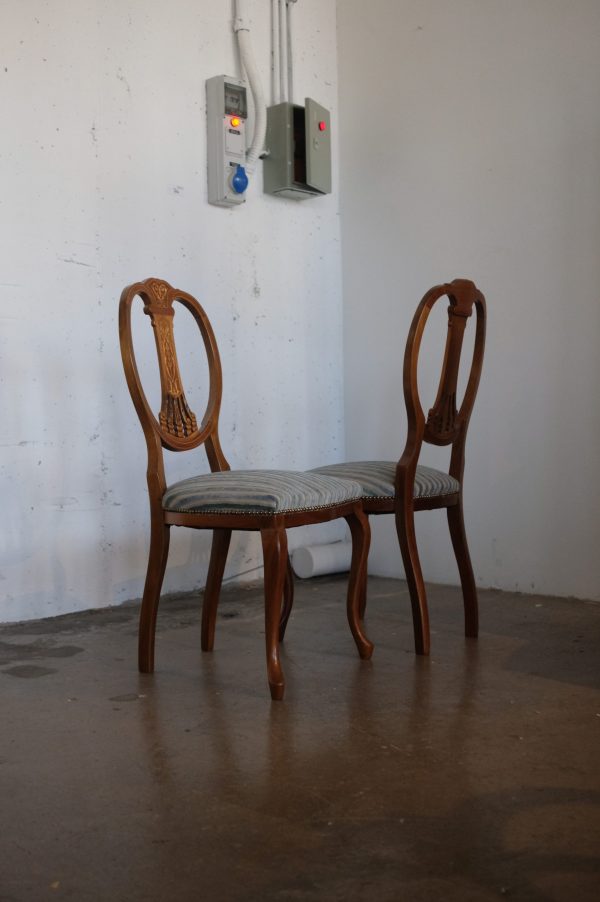 Lote 158, Lote compuesto por 4 sillas Hepplewhite enchapadas en raíz y marquetería frutal