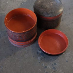 Lote 304, Caja birmana de bambú y laca roja