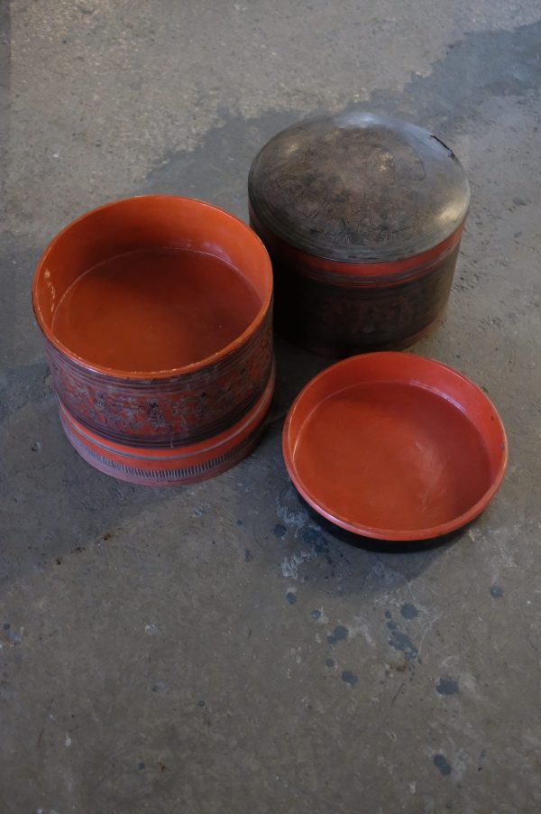Lote 304, Caja birmana de bambú y laca roja