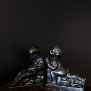 Lote 402, Par de figuras de niños apoya libros