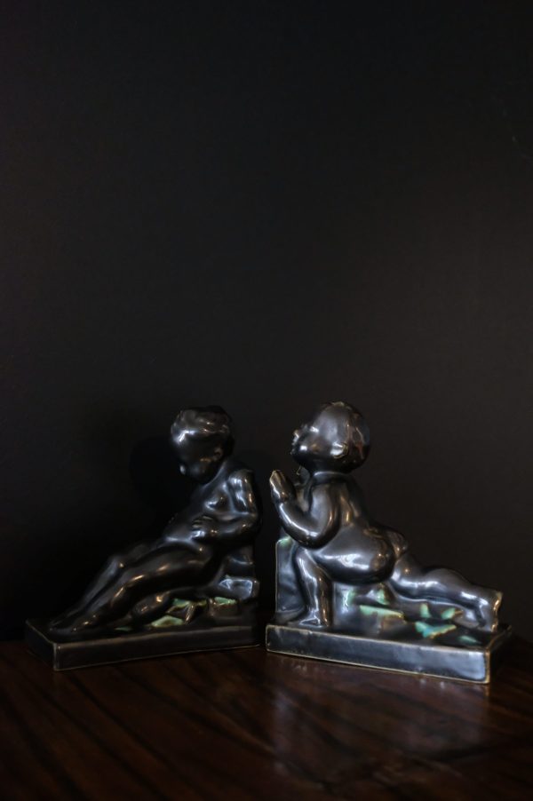 Lote 402, Par de figuras de niños apoya libros