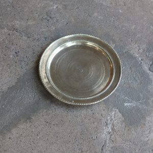 Lote 329, Bandeja de metal plateado con motivos florales. India.