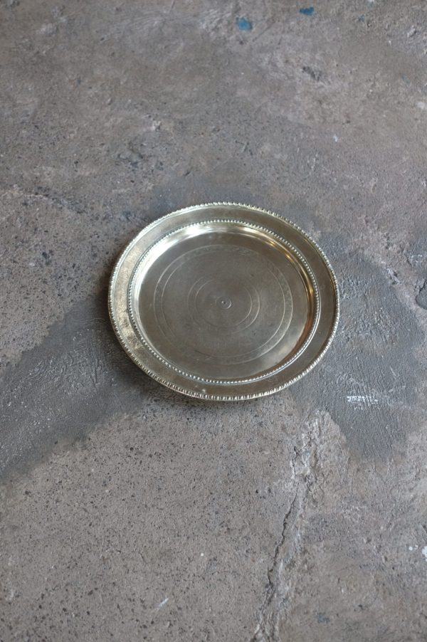 Lote 329, Bandeja de metal plateado con motivos florales. India.