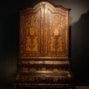 Lote 162, Mueble de alzada holandés en marquetería frutal
