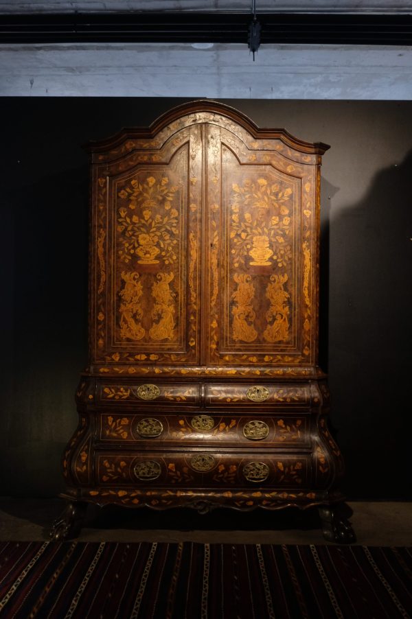 Lote 162, Mueble de alzada holandés en marquetería frutal