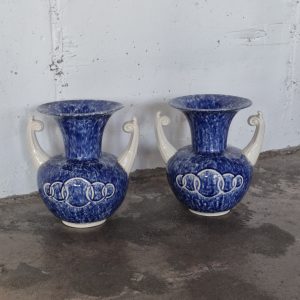 Lote 410, Par de floreros boca ancha, flambeados en color azul